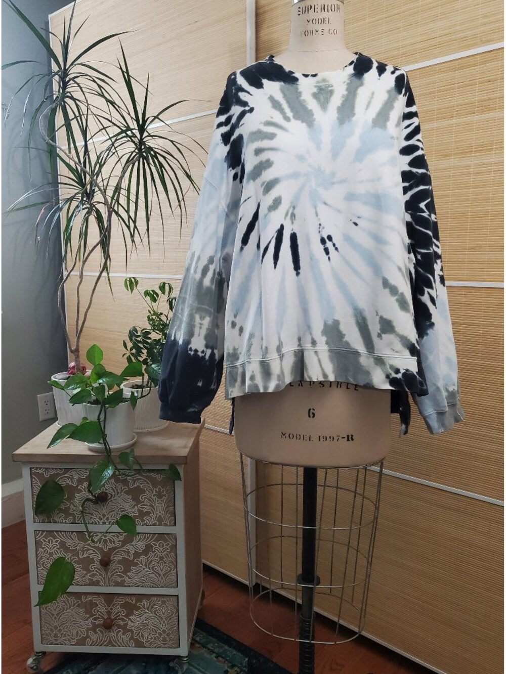 Pre-Loved Electric & Rose garment tie-dyed sweatshirt size M -- BLUE